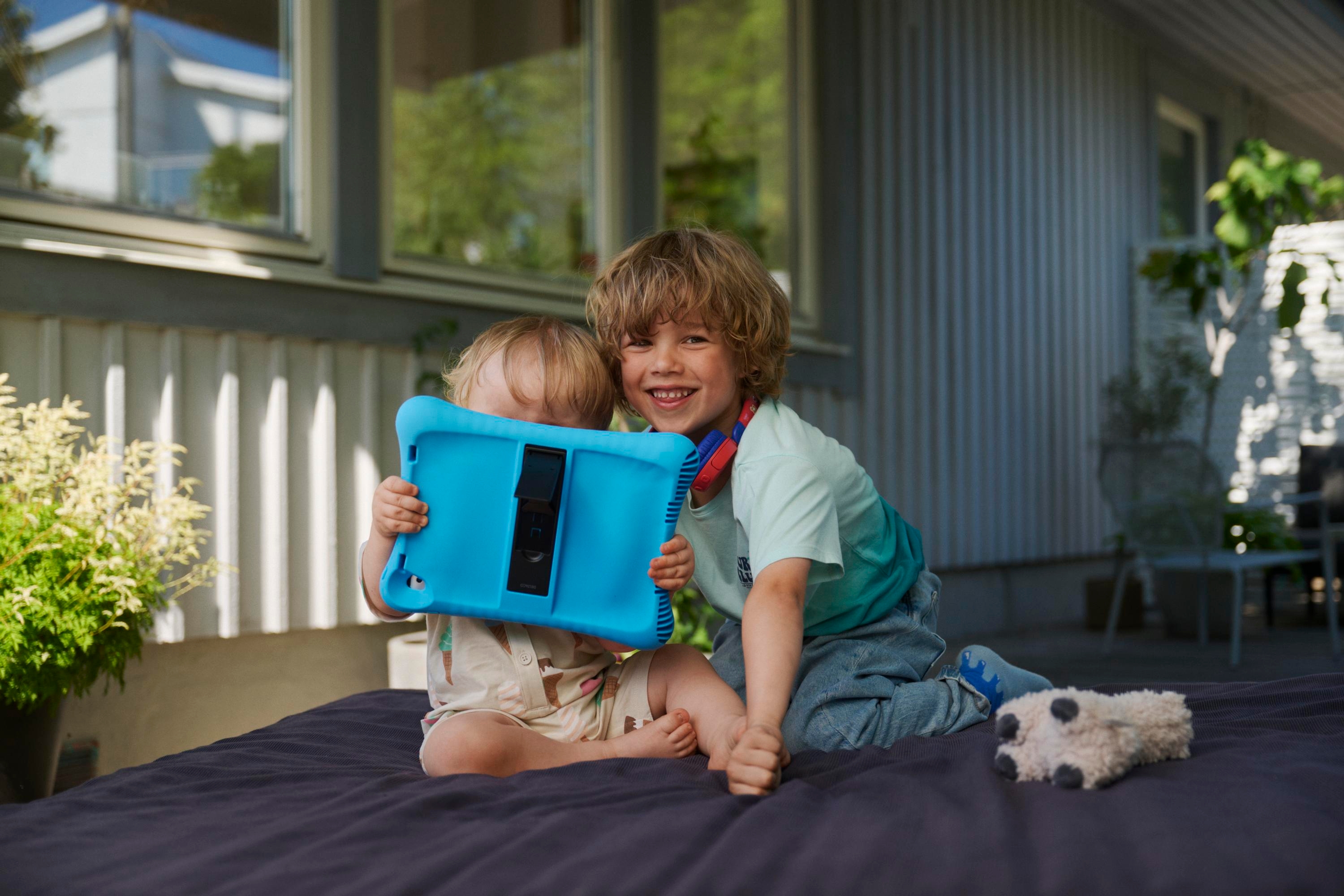 Två små barn kramar varandra