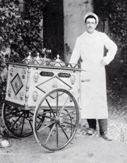 Svartvit bild av en glassförsäljare förr i tiden