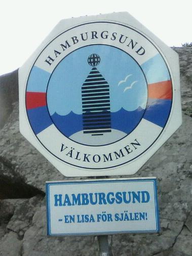 Välkomstskylt i Hamburgsund med slogan "Hamburgsund - en lisa för själen"