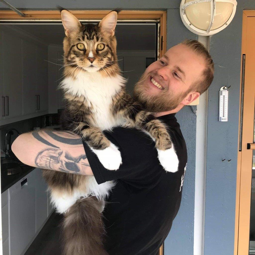 Micke Landgren som håller i en katt
