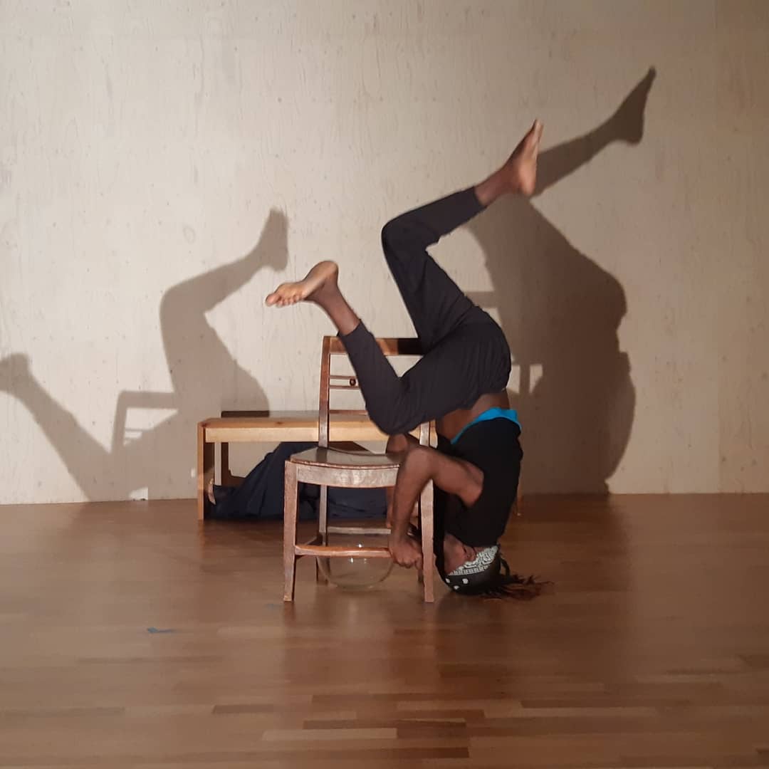 Person som gör dansrörelse på stol