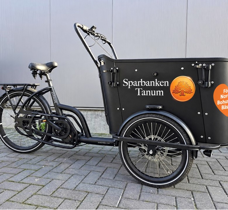 En AI-generad bild på en svart cargobike med Sparbanken Tanums logga på