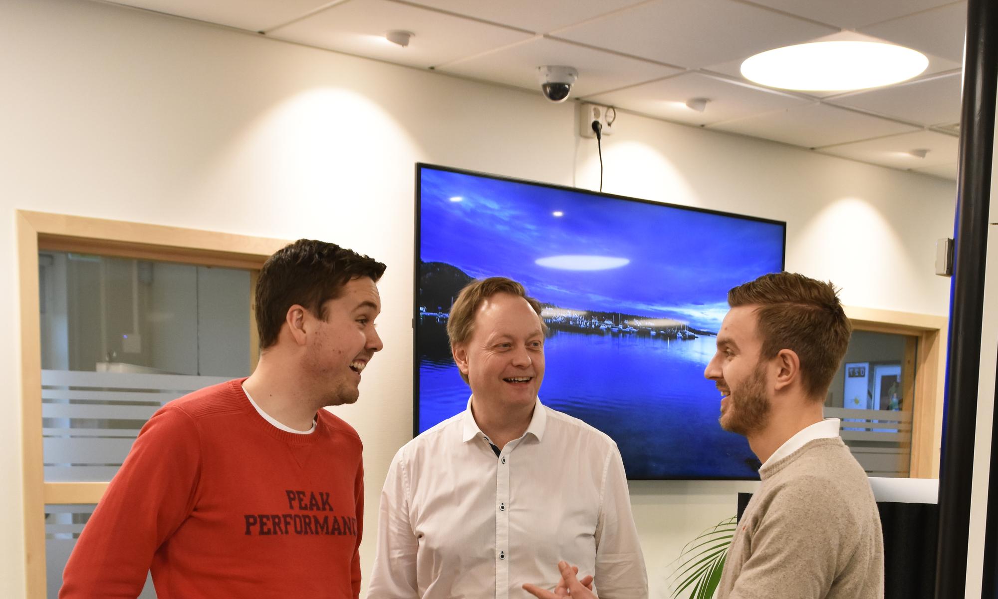 Emil Berntsson, Kenth Andersson och Olle Kristoffersson på Sparbanken Tanum står och diskuterar