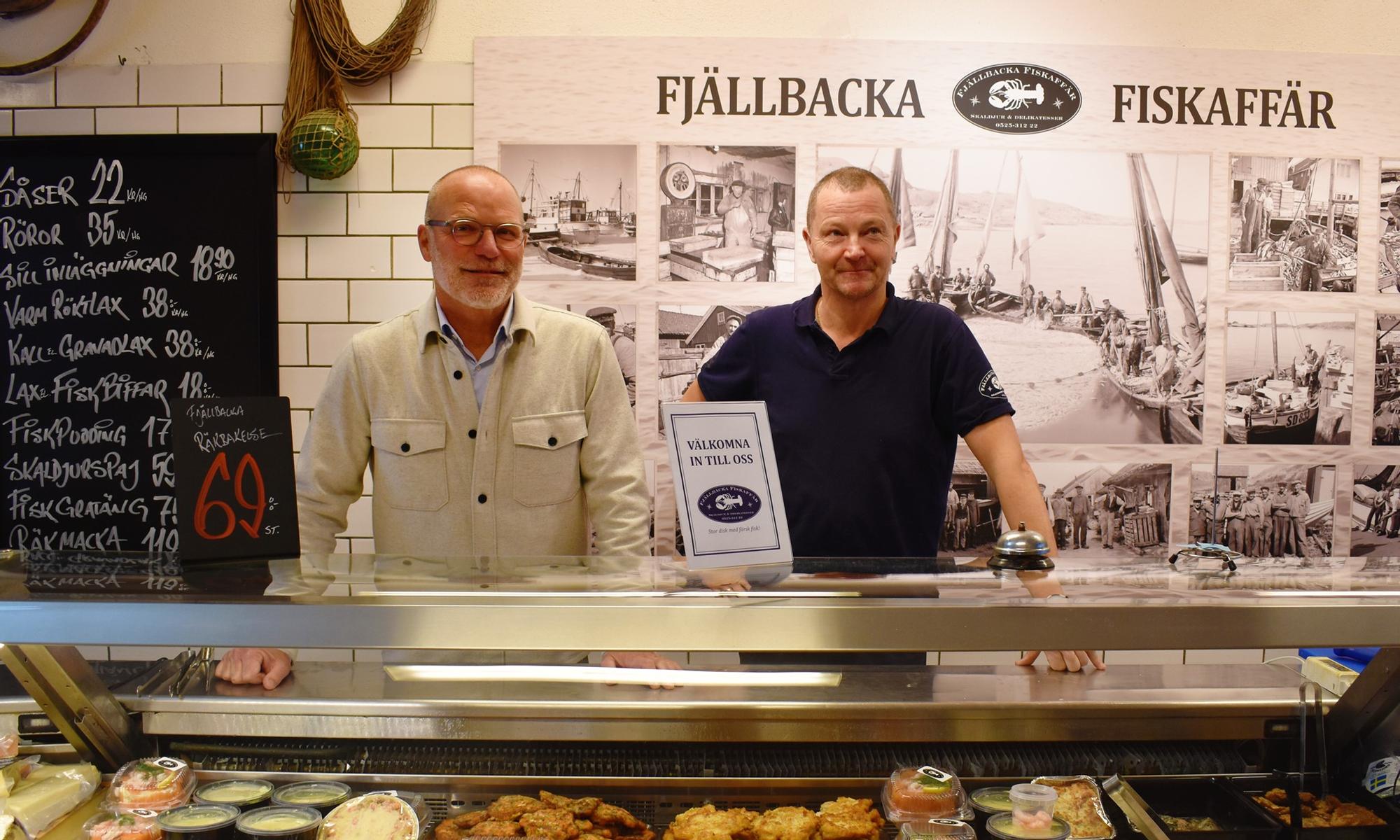Anders Nilsson och Stefan Börjesson bakom disken på Fjällbacka fiskhandel