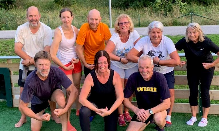 Gruppbild på personer som tränar Friidrott och Yoga i Hamburgsund