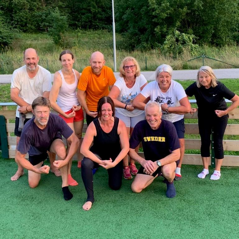 Gruppbild på personer som tränar Friidrott och Yoga i Hamburgsund