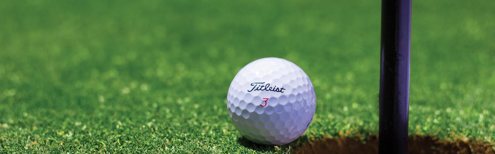 En golfboll vid ett golfhål