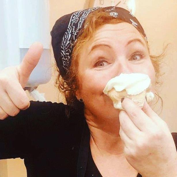 Kicki Sjögren äter en semla