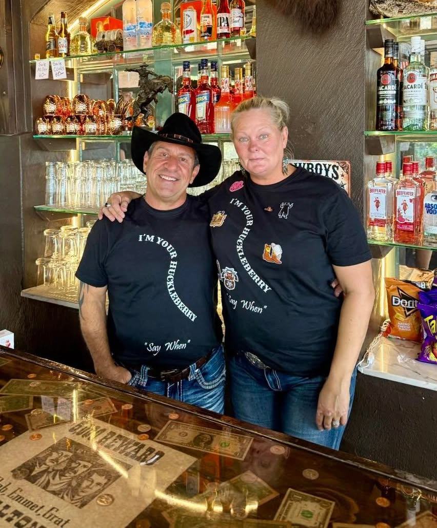 Sara och John Borrego på Doc Holliday Saloon i Lysekil