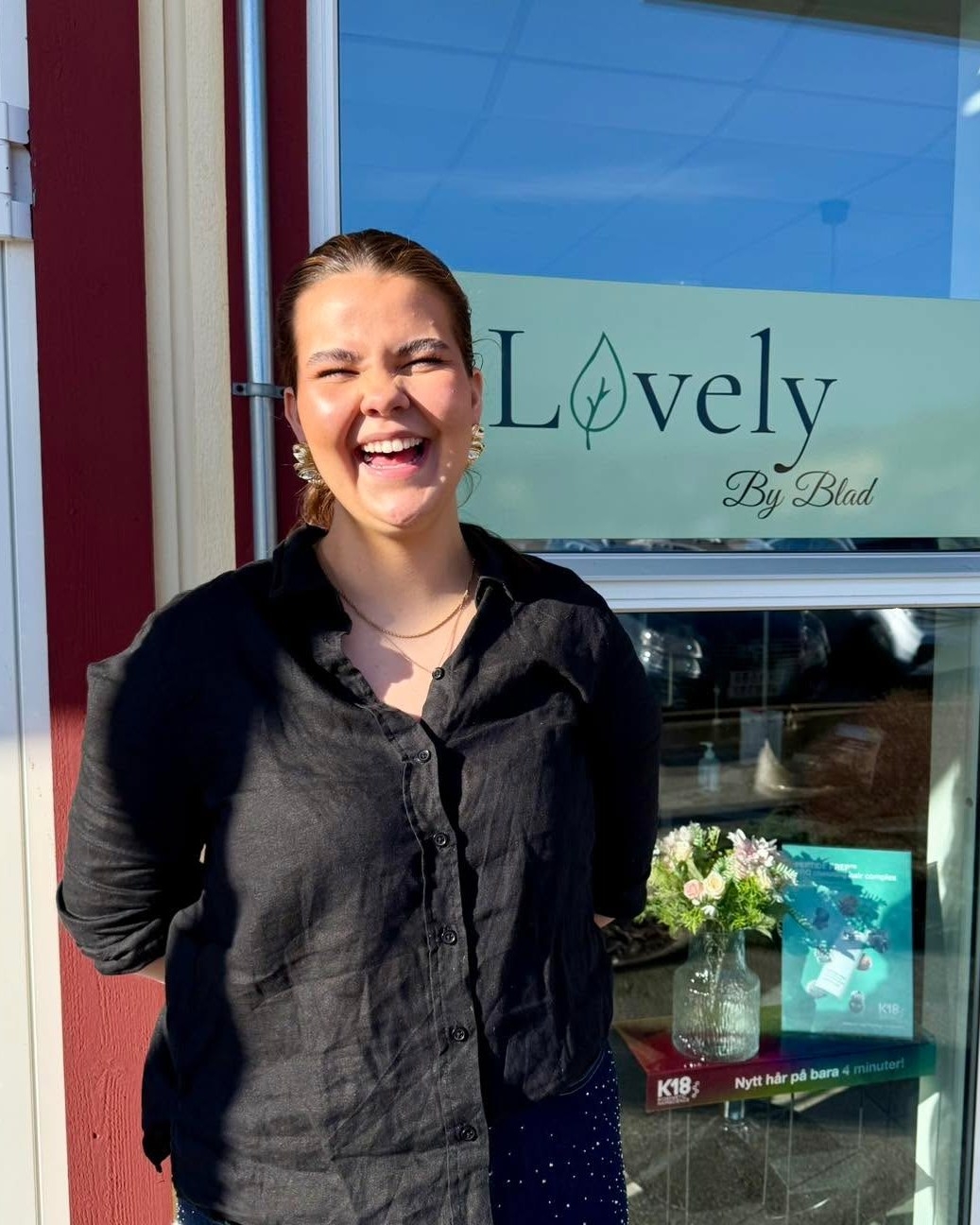 Moa Blad utanför sin salong Lovely by Blad