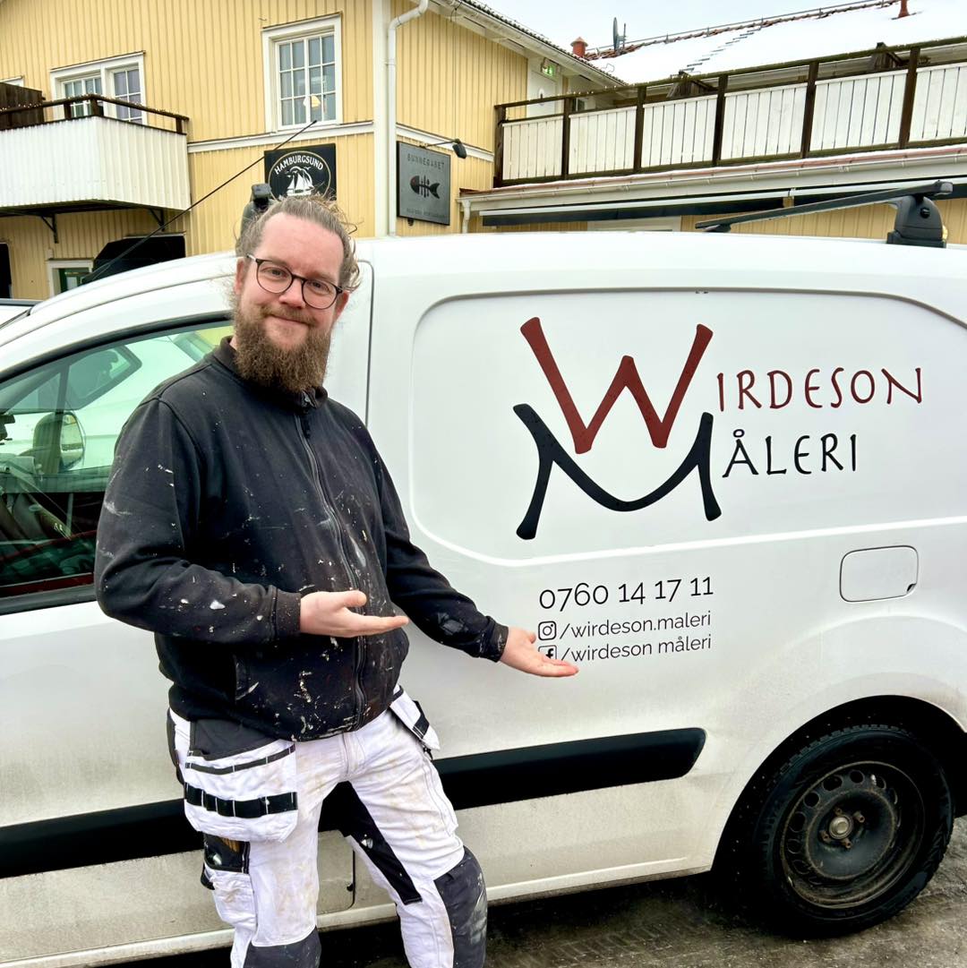 Richard Wirdeson Åhlin framför sin företagsbil