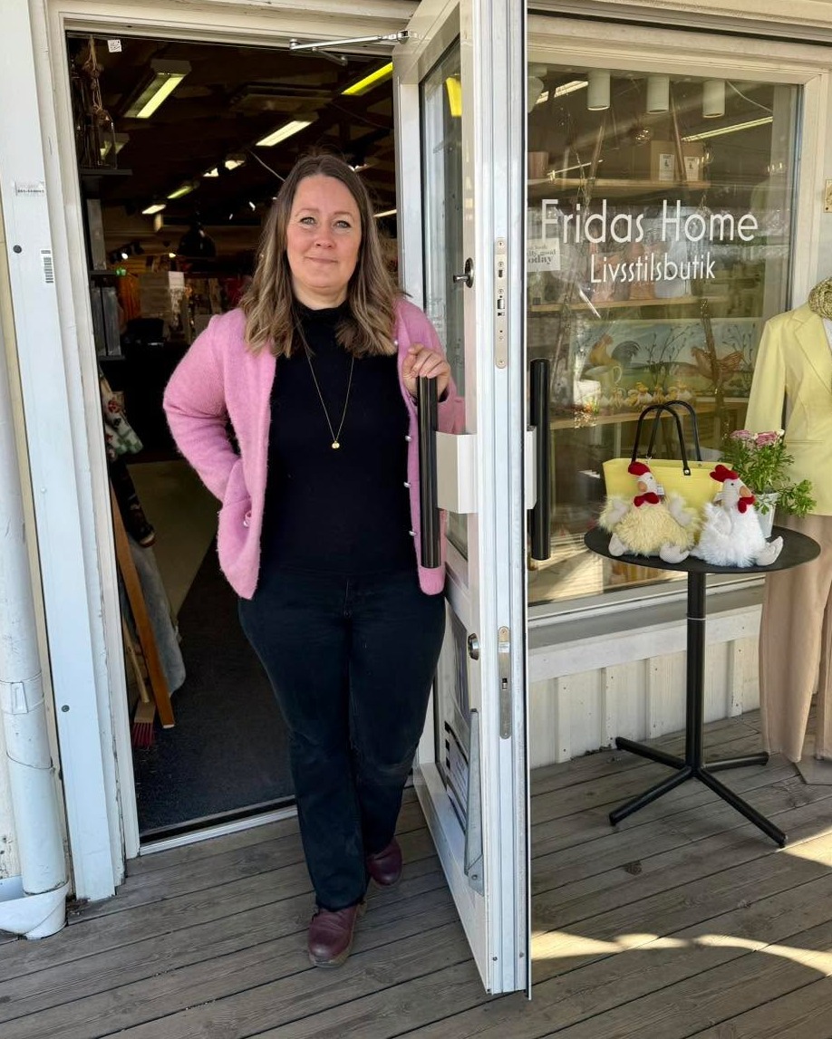 Frida Ljunggren utanför sin butik Fridas Home i Grebbestad