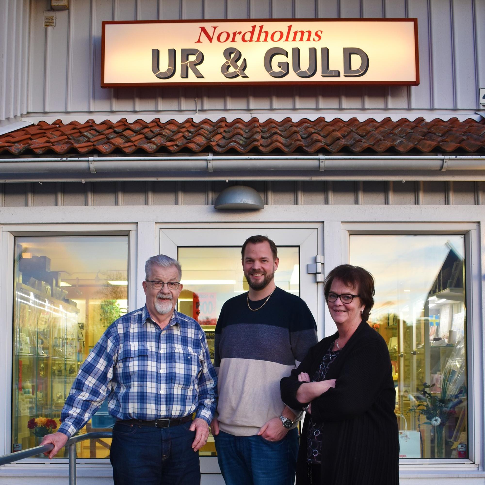 Ulf, Marita och Gustav Nordholm utanför sin butik Nordholms Ur & Guld