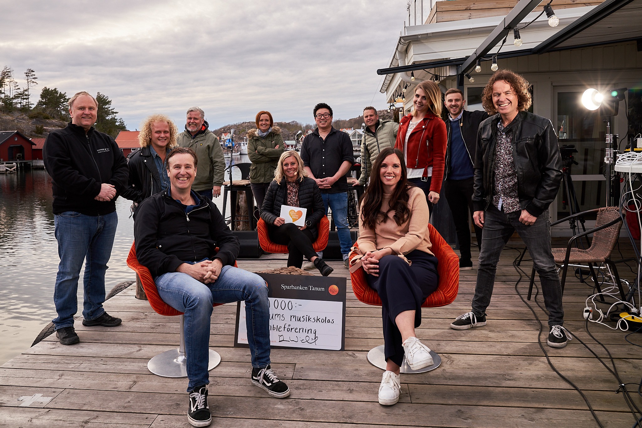 Gruppbild från andra avsnittet av norra Bohuslän Live med alla gäster och de som jobbat med programmet
