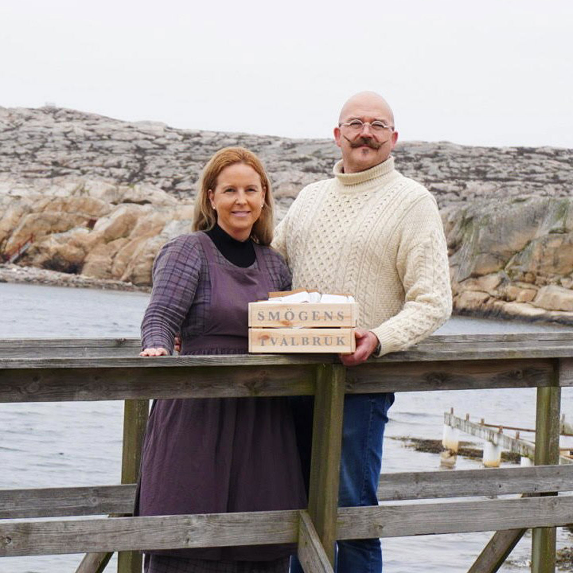 Maria och Carl-Johan från Smögens tvålbruk står på en brygga och visar upp sina tvålar