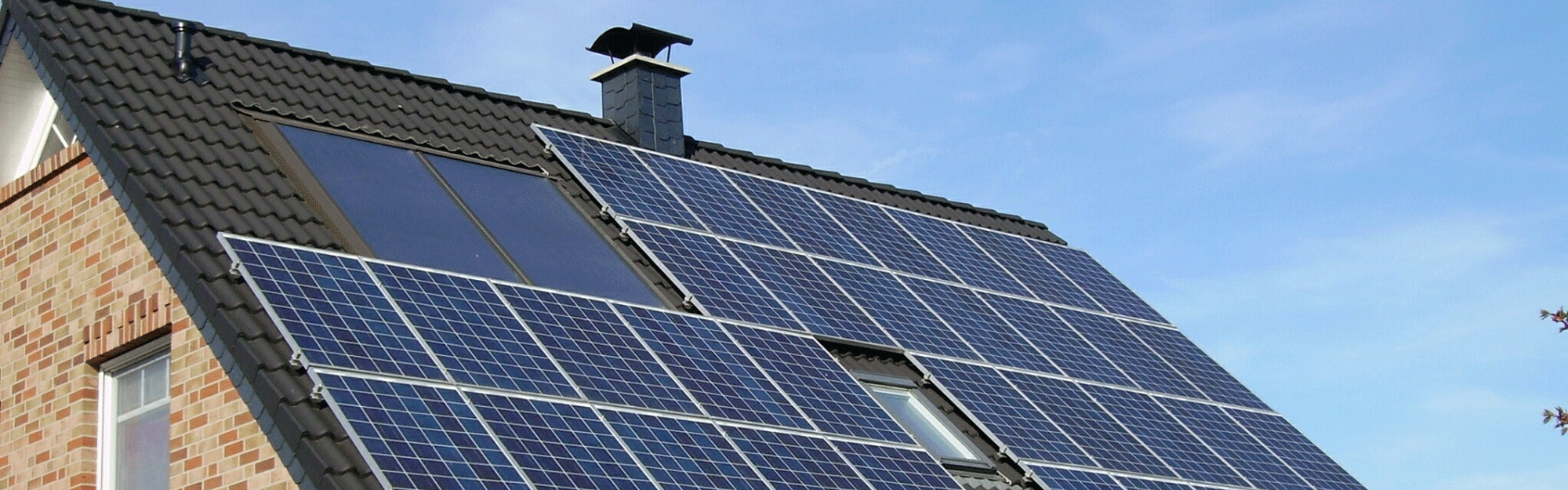 Bild av solceller på hustak