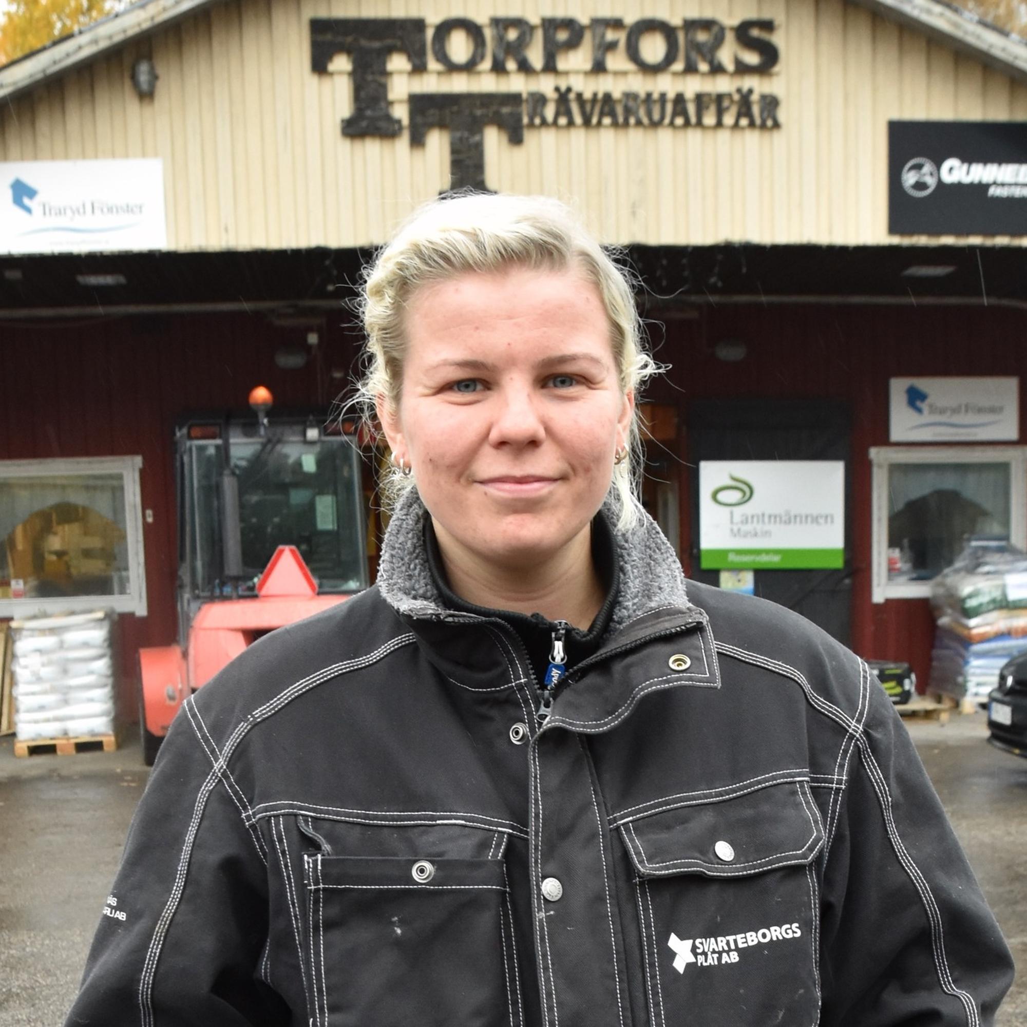 Sandra Dahlberg på Torpfors Trävaruaffär
