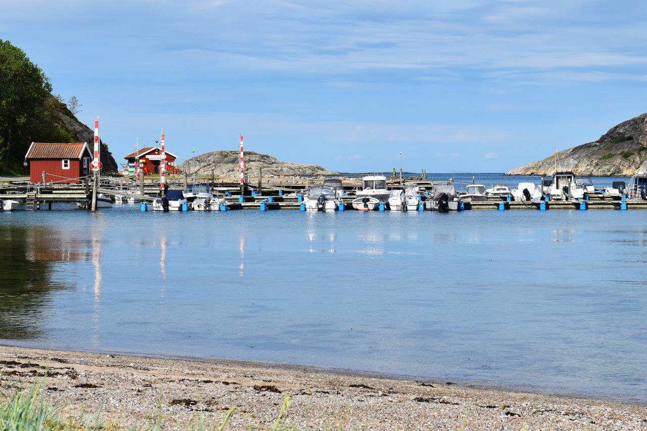 Båtar vid bryggor i Edsvik