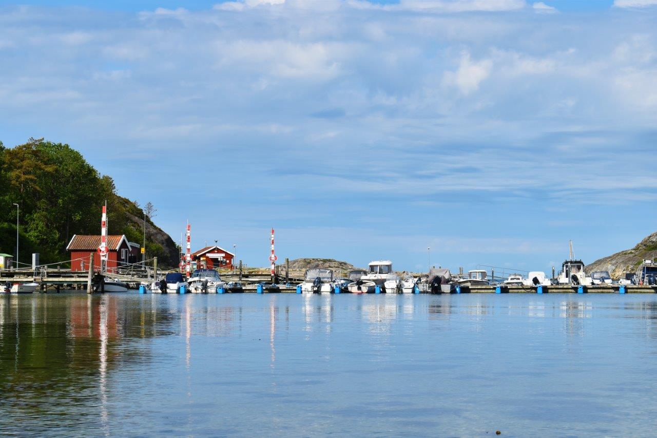 Båtar vid bryggor i Edsvik