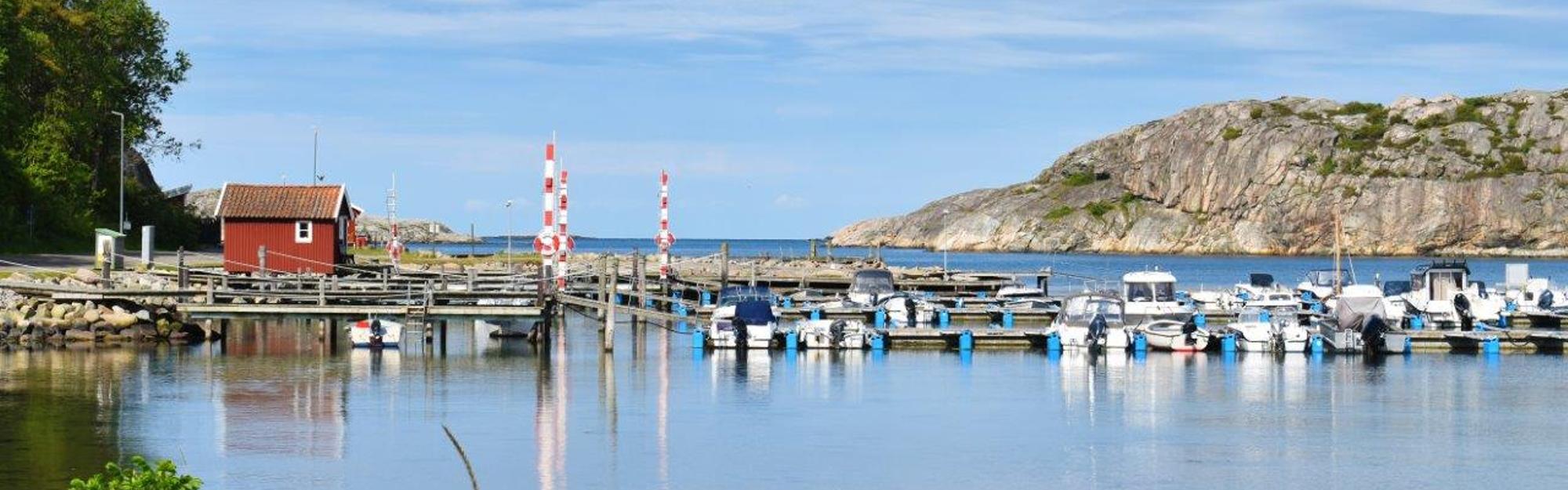 Spegelblank sjö i höstskrud.