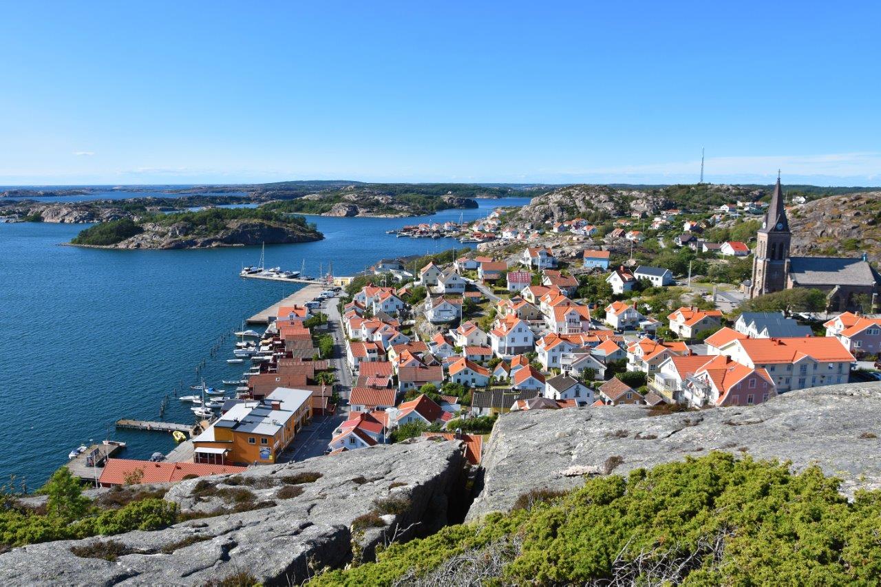 Fjällbacka sett från Vetteberget med havet och skärgården i bakgrunden