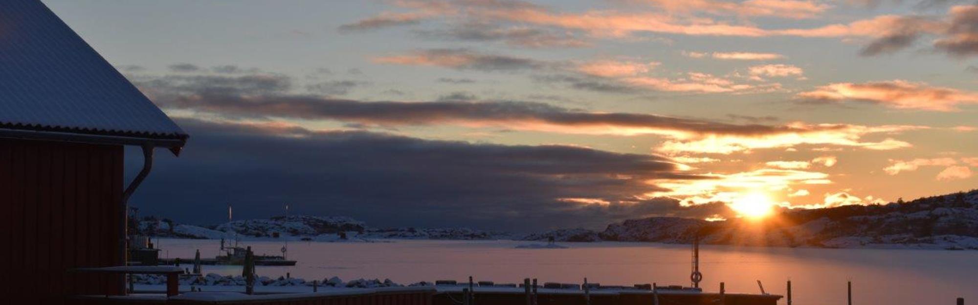 Solnedgång över istäckt hav i Fjällbacka