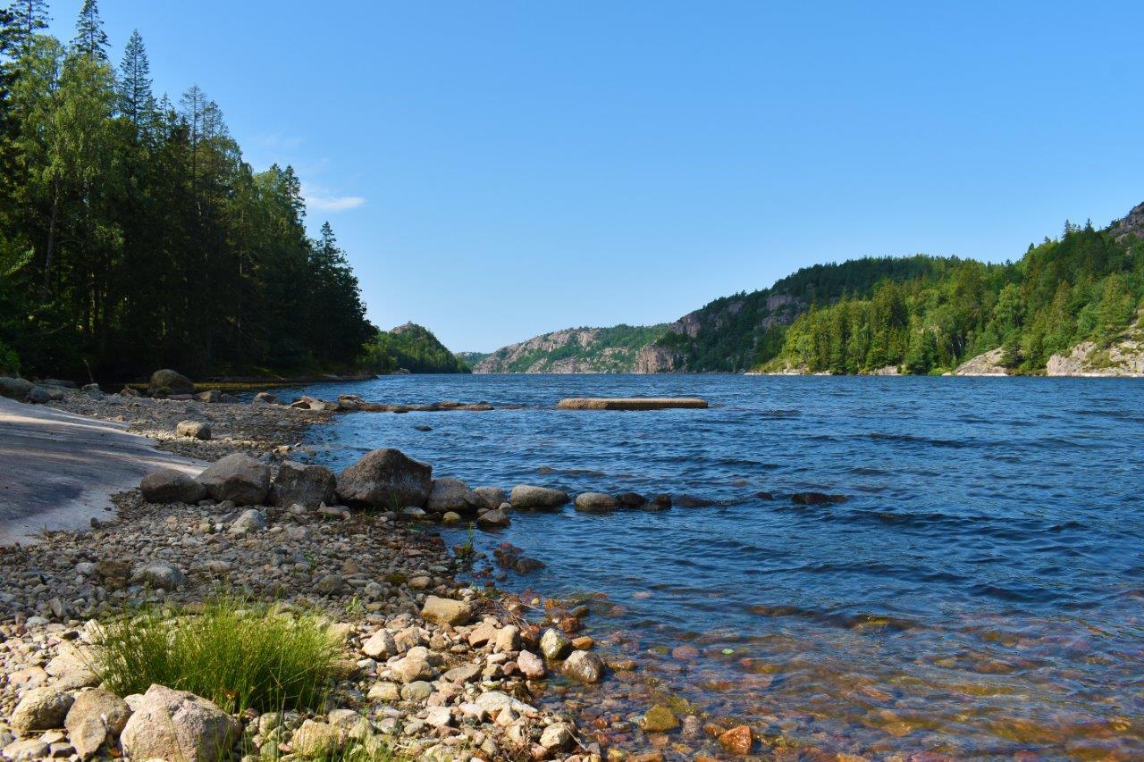 En ensam liten röd stuga i den bohuslänska skärgården.