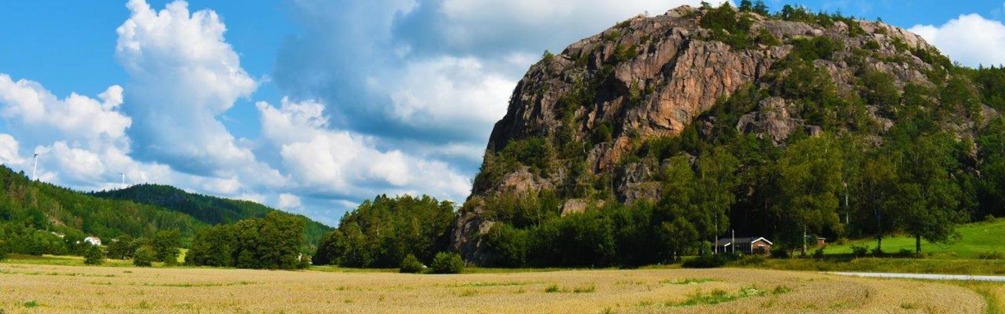 Ett stort berg över åkermark i Bärfendal
