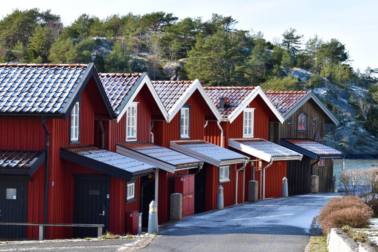 Sjöbodar i ett vintrigt Fjällbacka