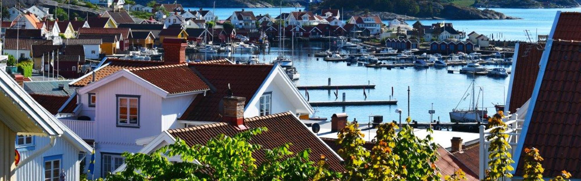 Fjällbacka med havet och skärgården i bakgrunden