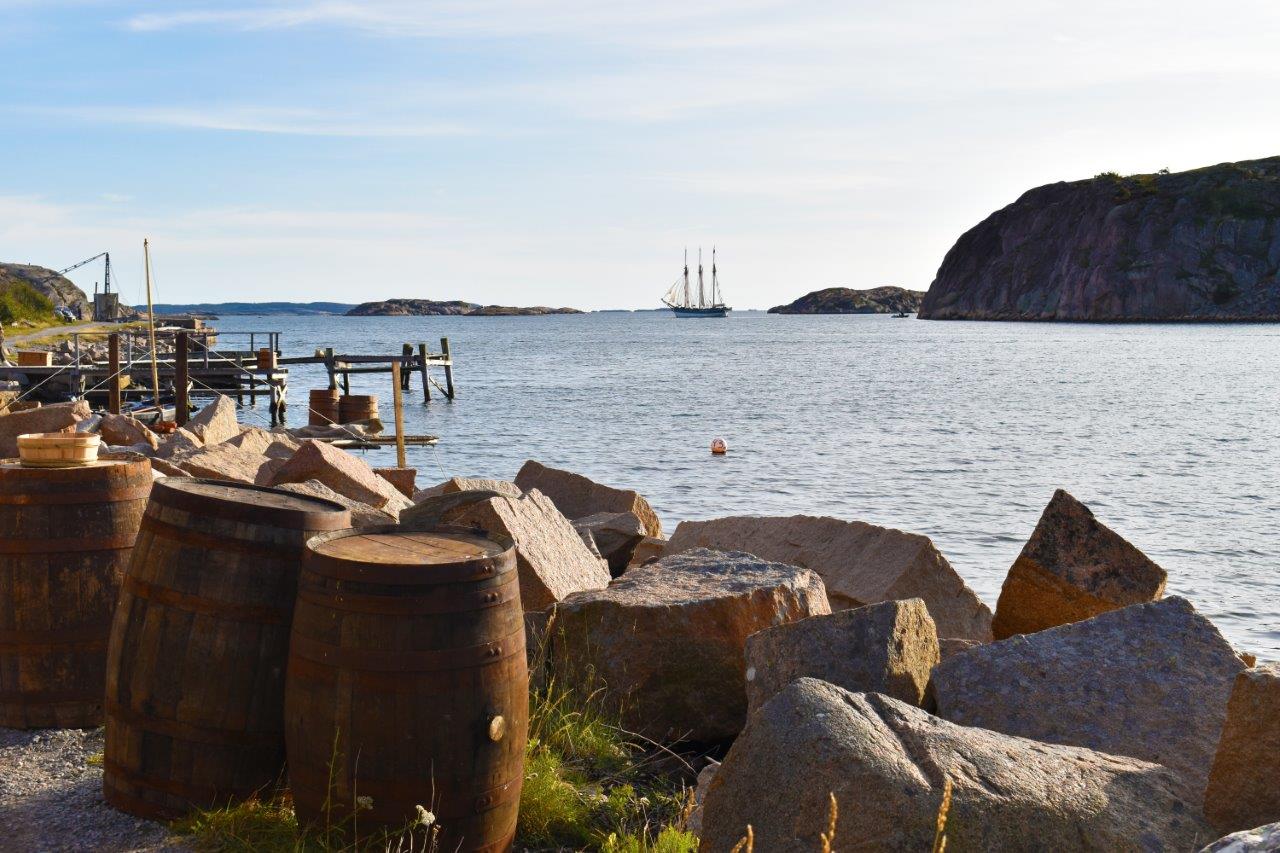 Skepp i horisonten, gamla tunnor i förgrunden i Heestrand