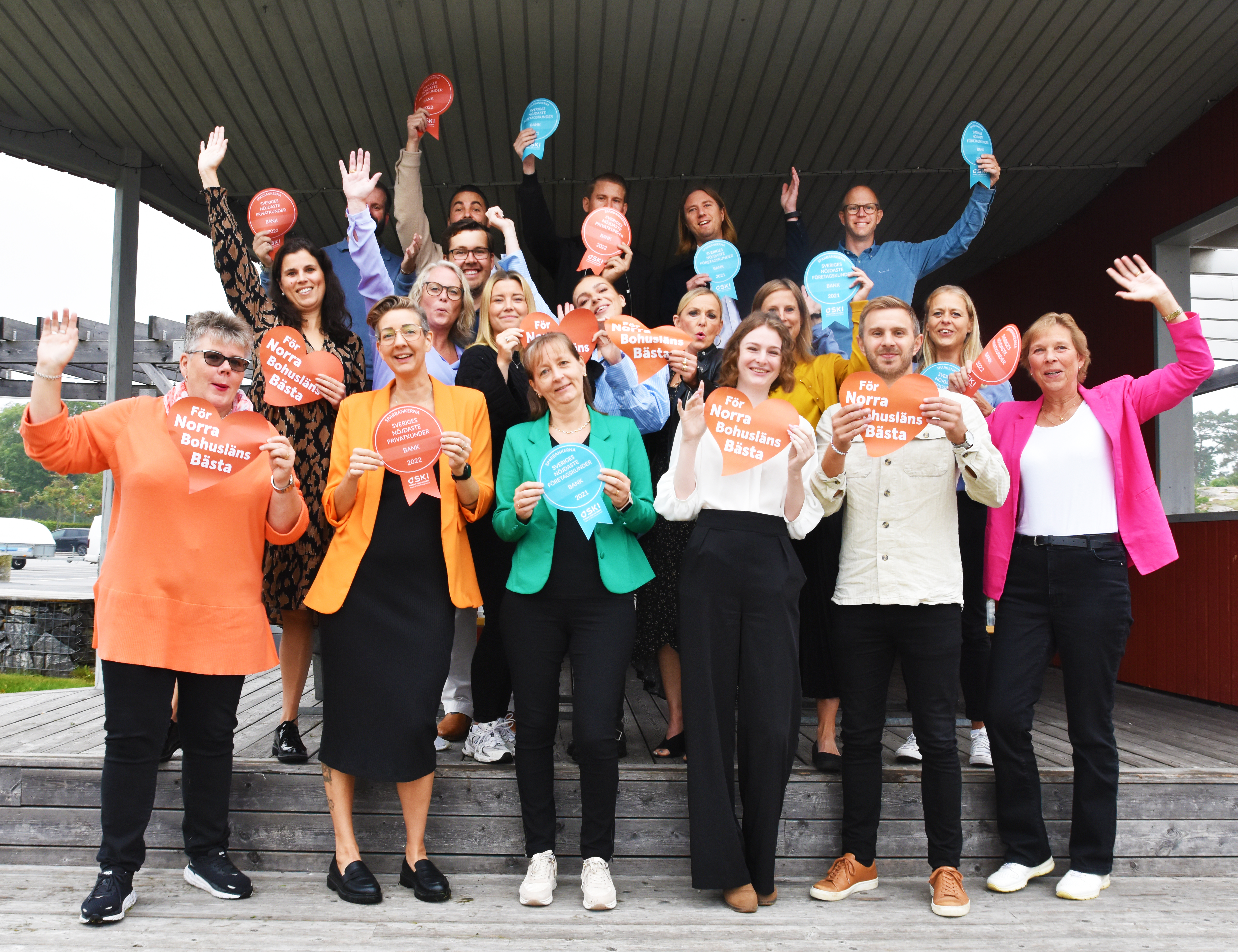 Gruppfoto med personal på Sparbanken Tanum