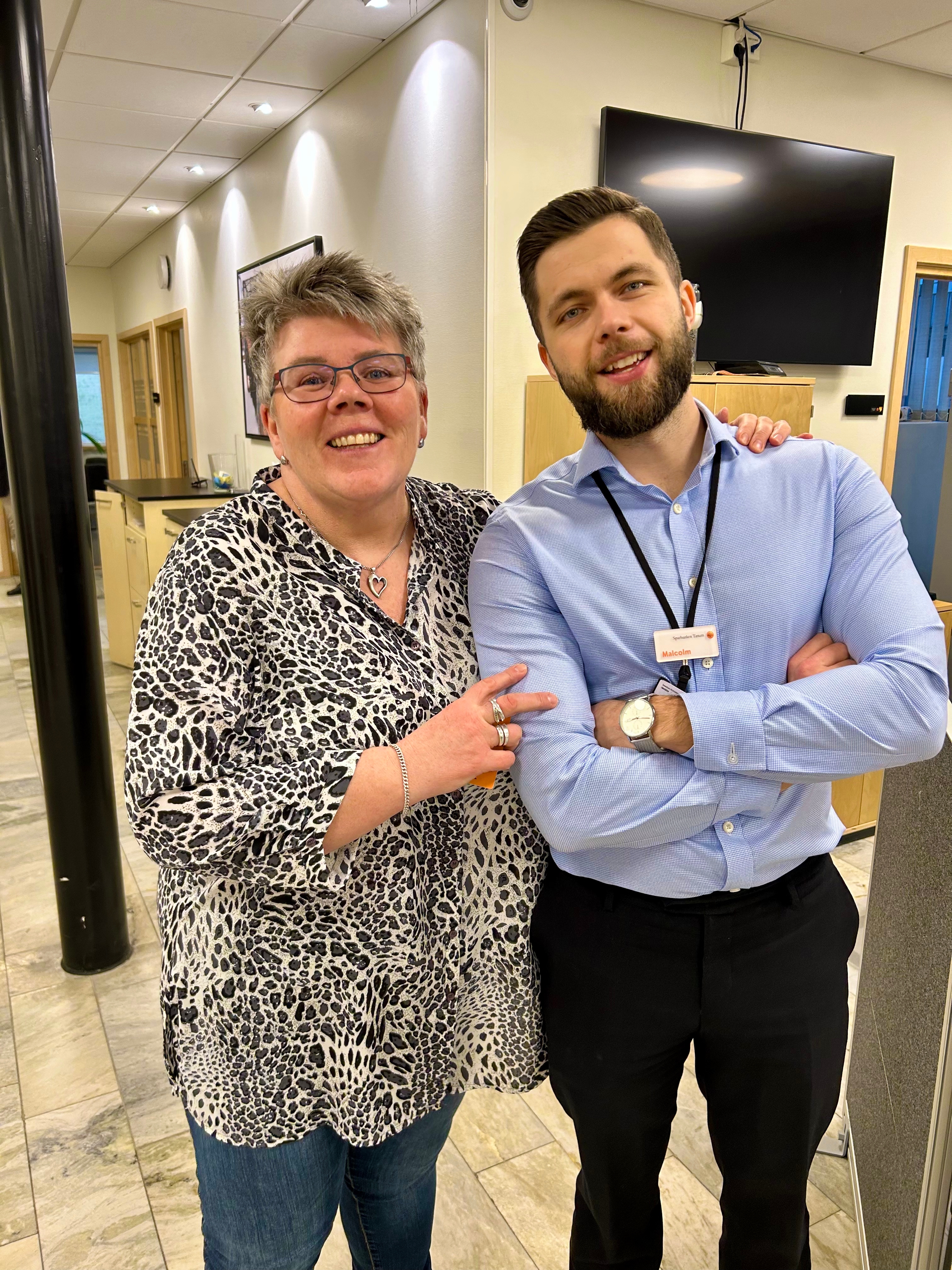 Två glada kollegor på banken.