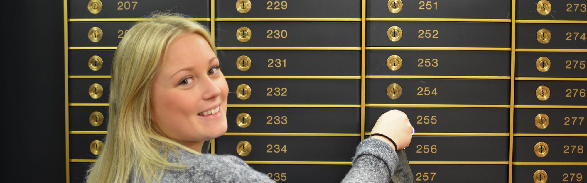 En stor grupp människor fikar ute på en utflykt