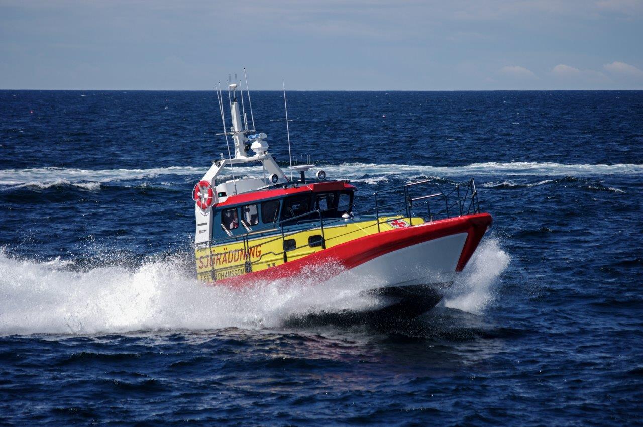 En sjöräddningsbåt kör på havet