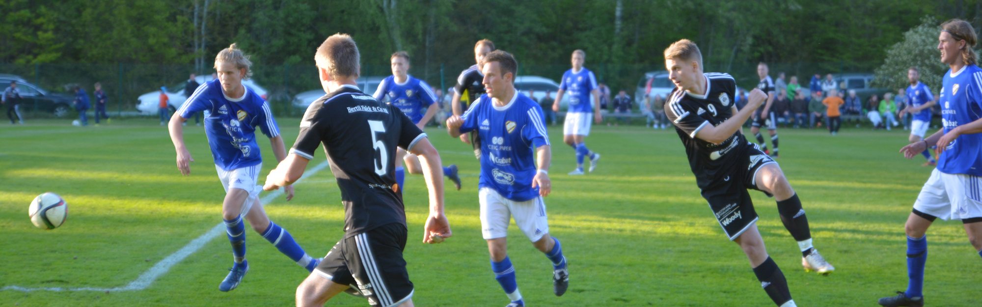 Fotbollsmatch på Skogsvallen i Dingle.